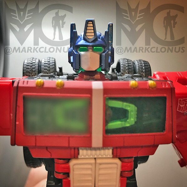 Official In Hand Image Transformers Holiday Optimus Prime Design  (5 of 10)